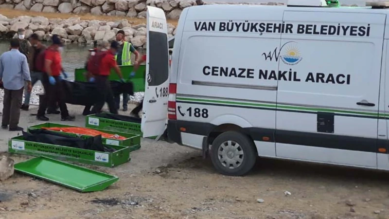Van’da Göçmen Taşıyan Minibüs Yandı: 12 Ölü