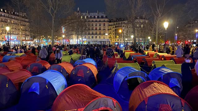 400 evsiz Paris'te çadır kurdu
