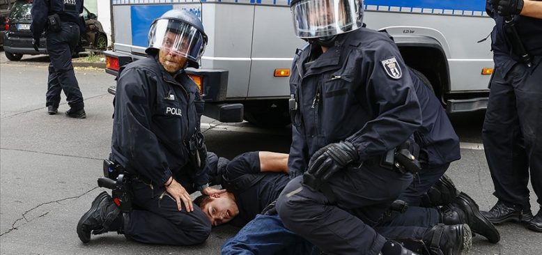 Alman polisi, göstericilere sert müdahale etti