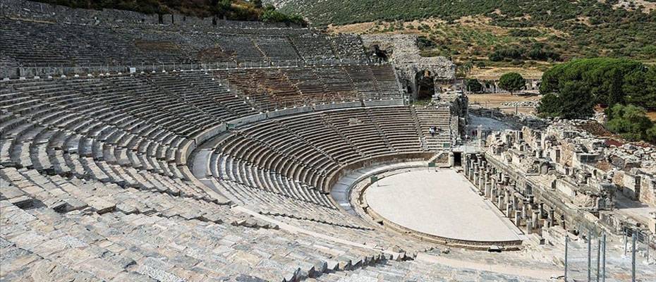 Efes Tiyatrosu 3 yıl aradan sonra sanat için kapılarını aralıyor