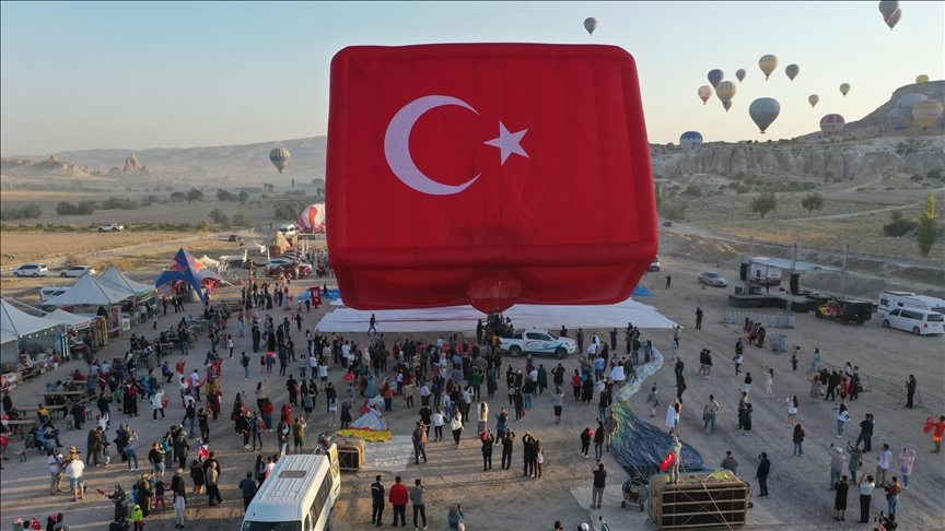 Nevşehir’de ay yıldız desenli yerli üretim sıcak hava balonu tanıtıldı