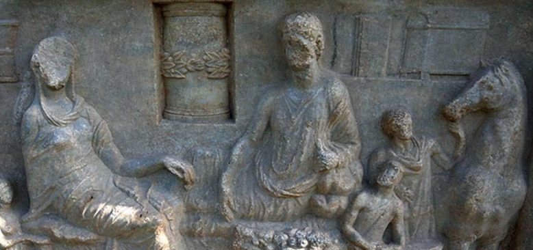 Parion Antik Kenti'nde bulunan 1900 yıllık mezar taşı dönem tarihine ışık tuttu