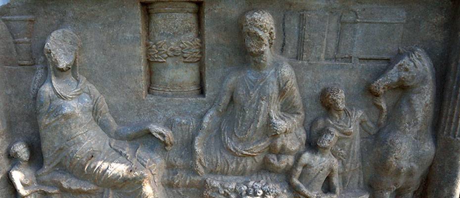 Parion Antik Kenti’nde bulunan 1900 yıllık mezar taşı dönem tarihine ışık tuttu