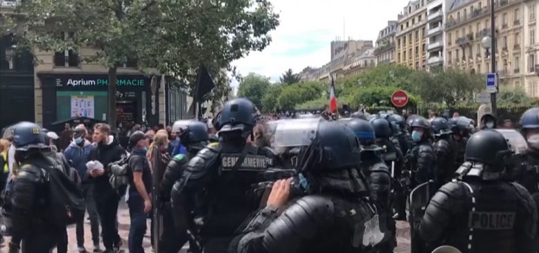 Fransa’da hükümetin Covid-19 ile mücadele politikasına tepki sürüyor