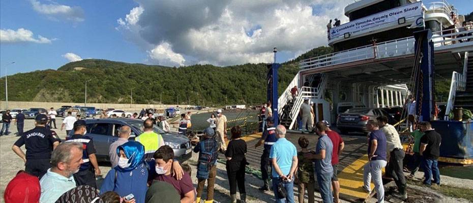 Sel felaketi nedeniyle Türkeli’nde mahsur kalan tatilciler arabalı vapurla tahliye ediliyor
