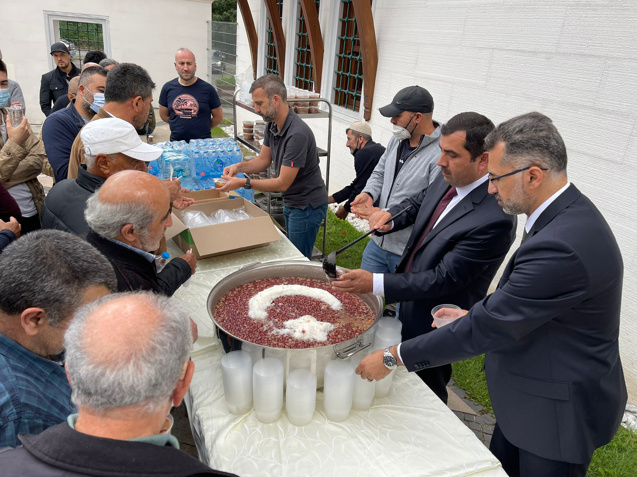 DİTİB’de Muharrem ayı dolayısıyla aşure dağıtıldı