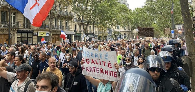 Fransa'da Kovid-19 politikası karşıtı gösteriler devam etti