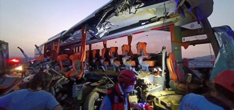 Manisa'da otobüs tıra çarptı: 6 ölü, 37 yaralı