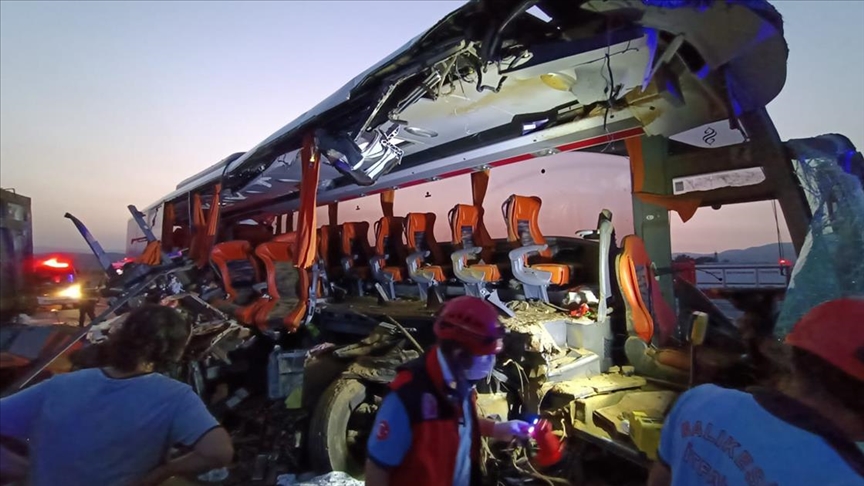 Manisa'da otobüs tıra çarptı: 6 ölü, 37 yaralı