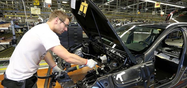 Merkel: Almanya güçlü bir otomotiv üretim yeri olarak kalmalı