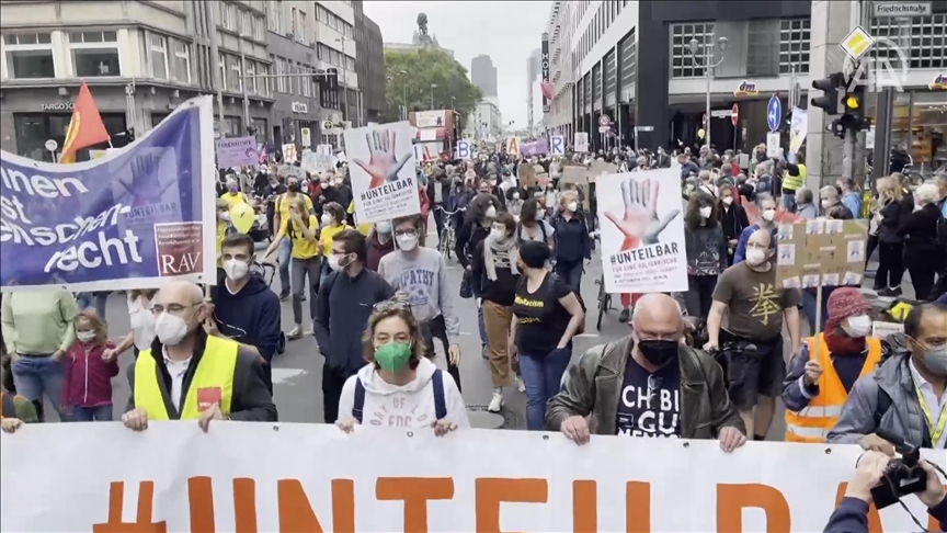 Almanya’da binlerce kişi sosyal adaletsizlik ve ırkçılığı protesto etti