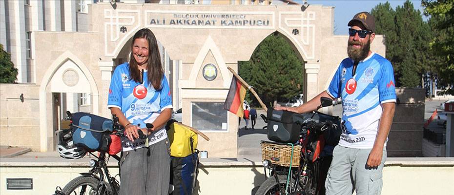 Bisikletle Asya turuna çıkan Alman sağlıkçı çift, Konya’da mola verdi