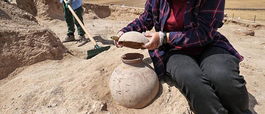 Çavuştepe Kalesi’nde bulunan 45 urne arkeologlarca mercek altına alındı