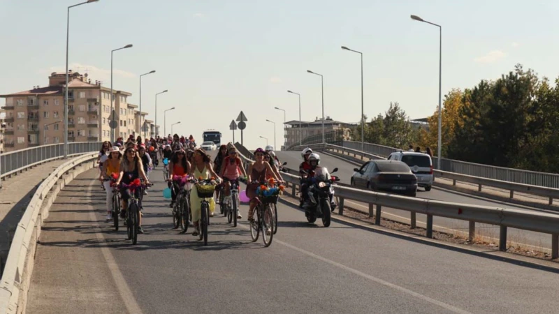 Diyarbakırlı ‘Süslü Kadınlar’ Pedal Çevirdi