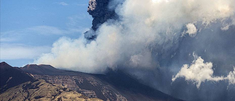 İtalya’da Etna Yanardağı yeniden kül ve lav püskürttü