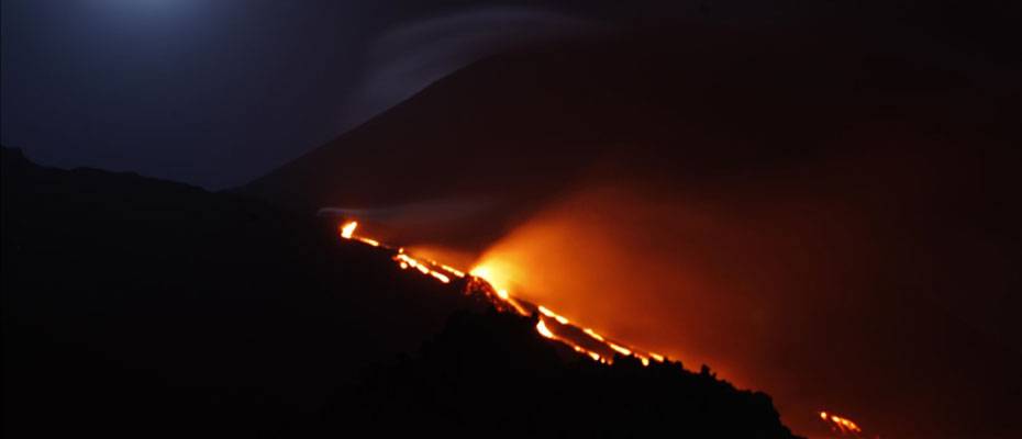 Kanarya Adaları’nda yüzlerce evi lav altında bırakan yanardağdaki şiddetli patlamalar sürüyor