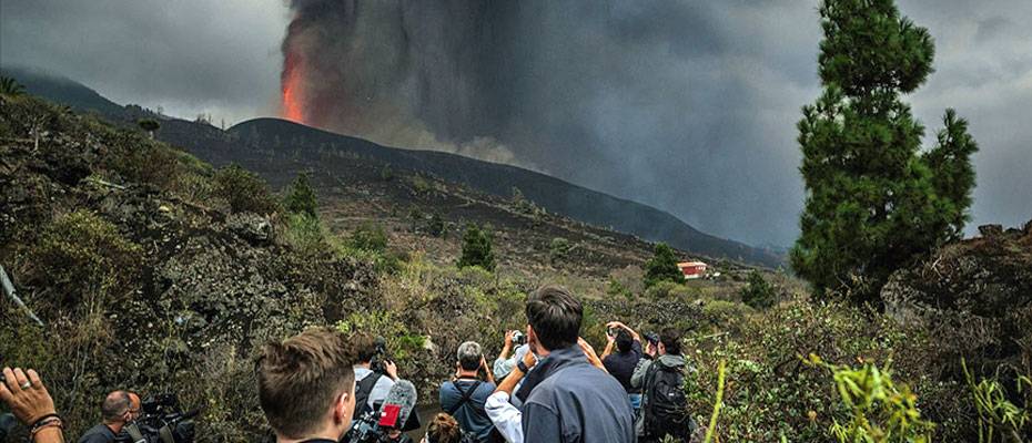 La Palma Adası'nda yanardağdaki patlamaların şiddeti arttı, uçuşlar durduruldu