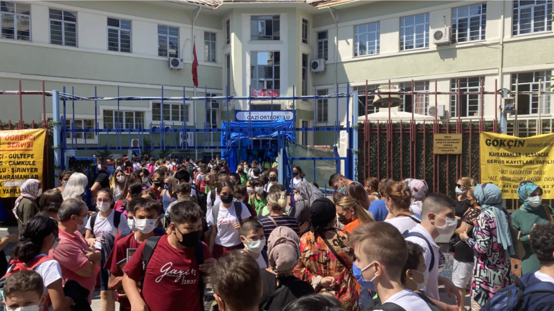 Okulun İlk Gününde Mutluluk ve Endişe Bir Arada