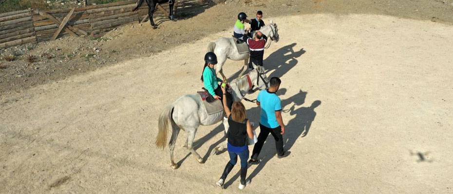 ‘Atlı terapi’ özel bireyler ile ailelerinin yüzü güldürüyor