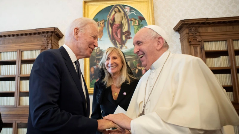 Biden Vatikan’da Papa ile Görüştü 