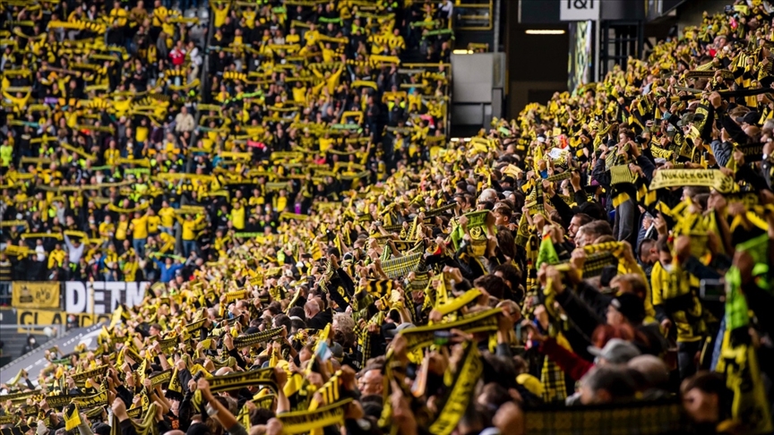 Borussia Dortmund sahasında Augsburg'u 2 golle geçti