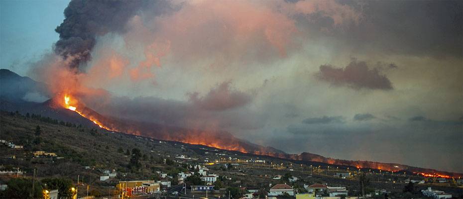 Cumbre Vieja Yanardağı’nın lavları La Palma Adası’ndaki riskleri artırıyor