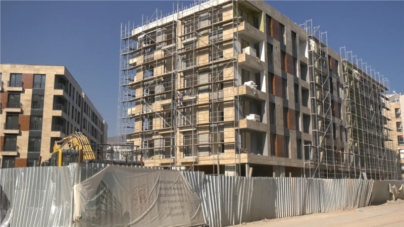 İzmir’de Depremzedeler Evlerine Kavuşmayı Bekliyor
