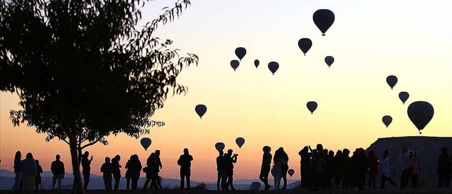 Kapadokya’da balonları izlemek isteyen turistler tepelere akın ediyor