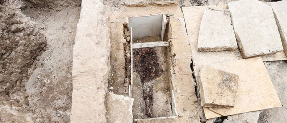Kazlıçeşme Arkeolojik Kazı Alanı'nda lahit ve sandık tipi mezar bulundu