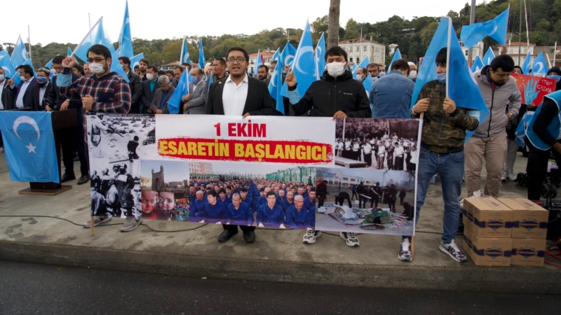 Uygurlar Çin’in 72’nci Kuruluş Yıldönümünü Protesto Etti