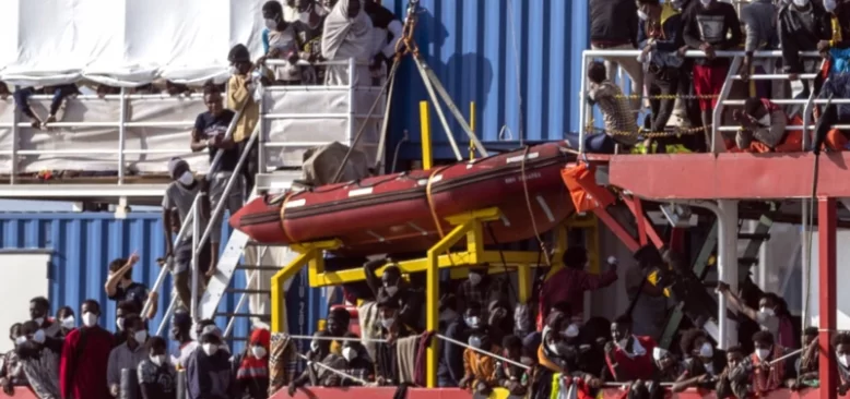 800 Göçmen Taşıyan Tekne İtalya'da Limana Yanaştı