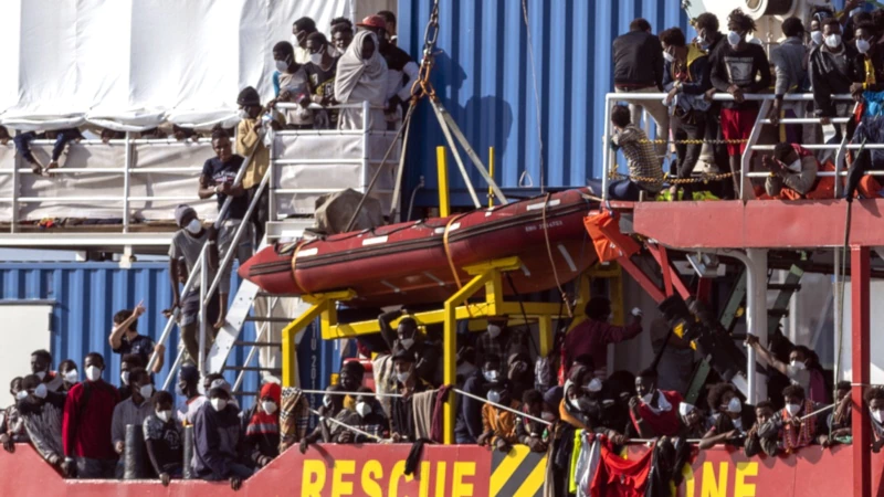 800 Göçmen Taşıyan Tekne İtalya’da Limana Yanaştı