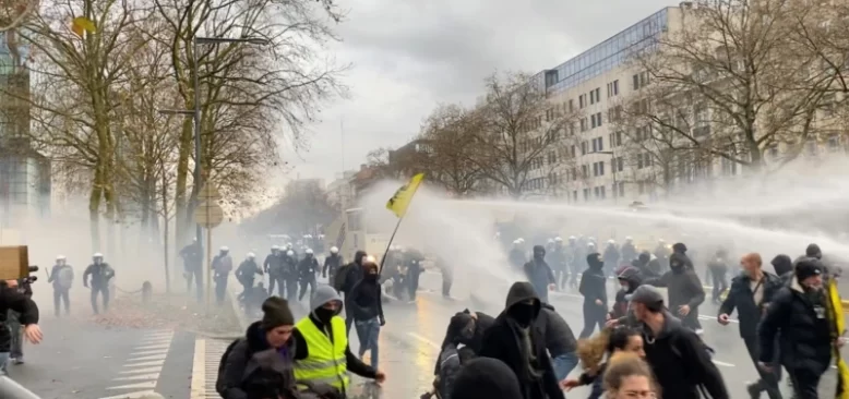 Avrupa’da Kısıtlamaları Protestolar Yayılıyor