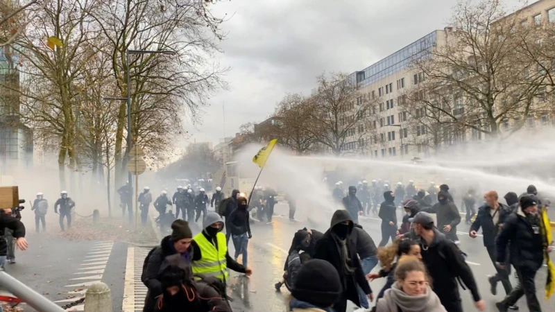 Avrupa’da Kısıtlamaları Protestolar Yayılıyor