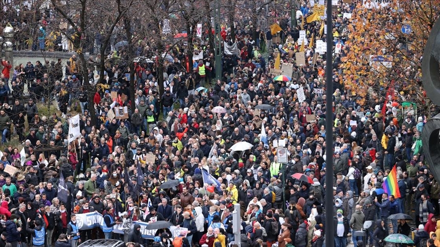 Brüksel’de  35 bin kişi Kovid-19 tedbirlerini protesto etti