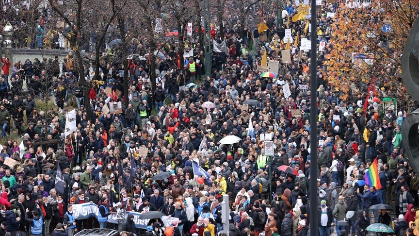 Brüksel'de 35 bin kişi Kovid-19 tedbirlerini protesto etti