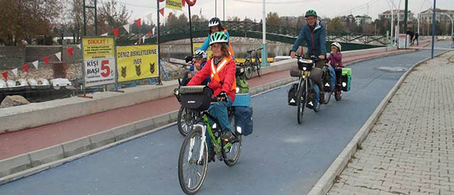 Bisikletle Avrupa ve Asya turuna çıkan Fransız aile Konya’da mola verdi