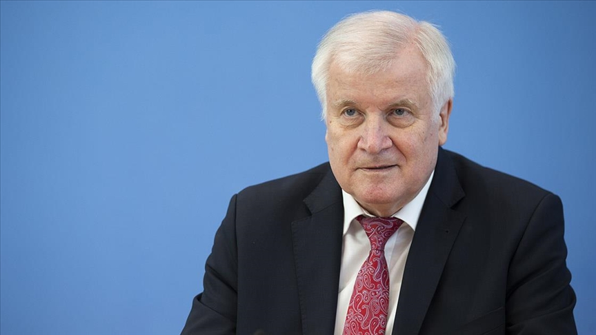 Seehofer’den AB’ye ‘Polonya’ya yardım edin’ çağrısı