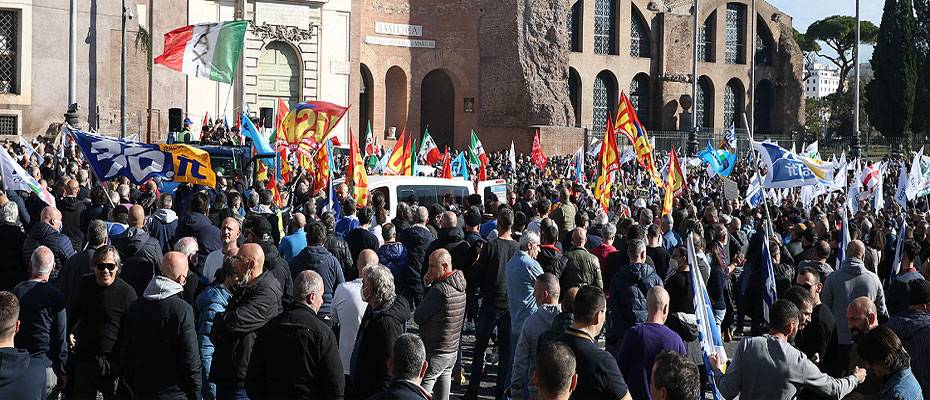 İtalya’da taksiciler genel greve giderek meydanlara indi