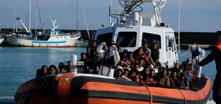 İtalya'ya Denizden Göçmen Akını Sürüyor