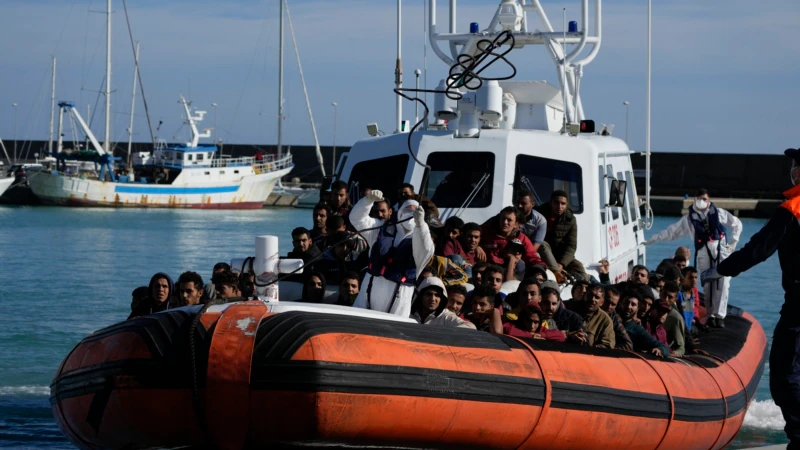İtalya’ya Denizden Göçmen Akını Sürüyor
