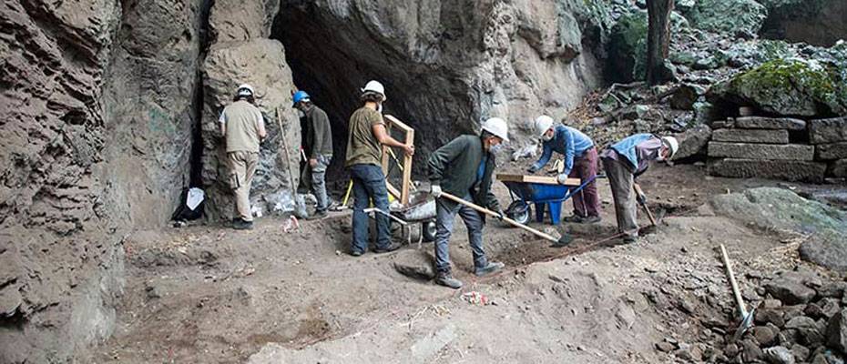 İzmir'deki bir mağarada 14 bin yıl öncesine ait insan izleri bulundu