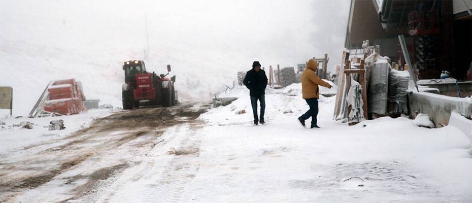 Kartalkaya’da kar yağışı ve sis etkili oluyor