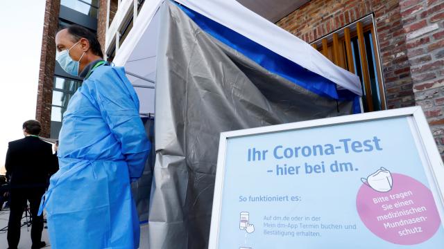 Almanya'da 2 kişide Kovid-19'un Omicron varyantı görüldü