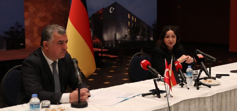 Büyükelçi Şen ve Eyalet Sağlık Bakanı Kalaycı'dan Almanya'daki Türklere aşı çağrısı