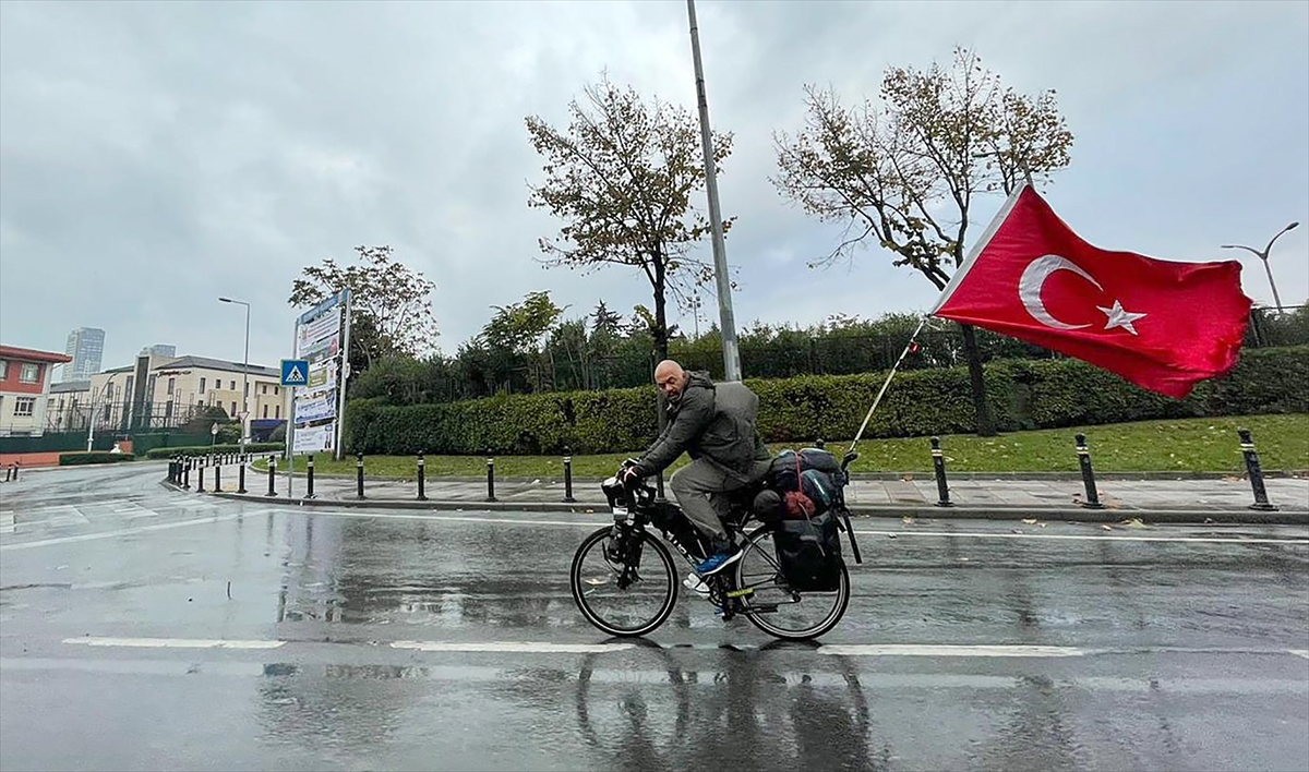 Irkçı ve İslamofobik söylemlere karşı dünyayı pedallıyor