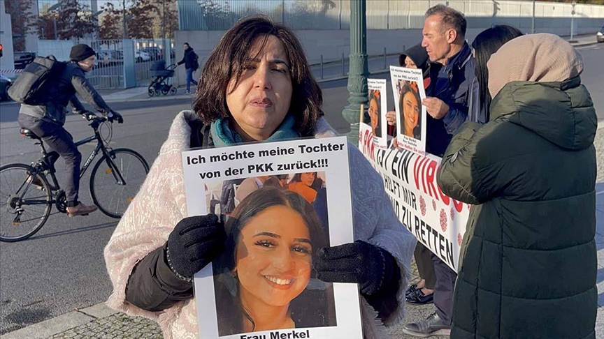 PKK tarafından kızı kaçırılan anne başbakanlık önünde gösteri yaptı