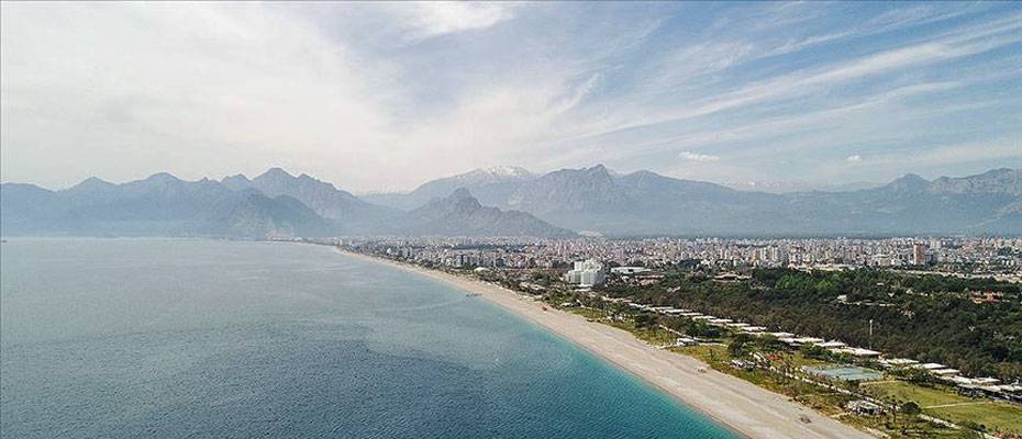 Antalya´da turistler noel şapkası ile denize girdi