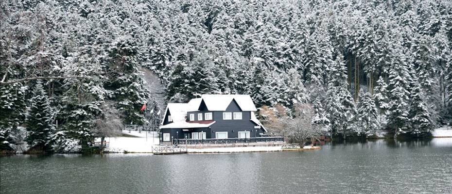 Bolu’da tabiat parkları ile kayak merkezi beyaz örtüyle kaplandı