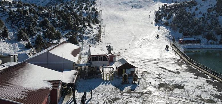 Göl manzaralı Ergan Dağı Kayak Merkezi sezonu açmaya hazırlanıyor
